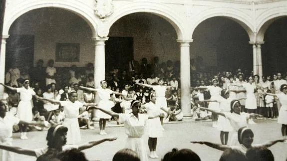 Alumnas del instituto Vicente Espinel (Gaona) hacen gimnasia en el patio del centro. 