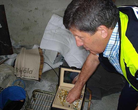 Un momento del registro de la policía a la vivienda, en la que se encontraron joyas. 