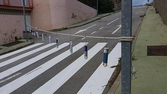 Vial cerrado con cuerdas, junto al colegio público Los Jarales 
