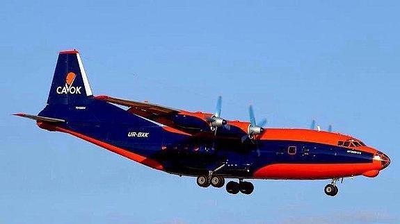 Las autoridades aéreas, alarmadas por el interés causado, han confirmado que se trata de un Antonov An-12 perteneciente a la compañía aérea de Ucrania Cavok Air,