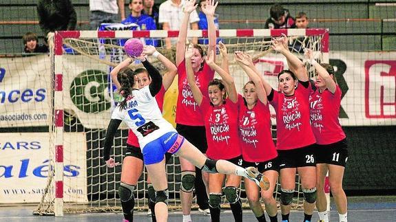 Las jugadoras del Clínicas intentan taponar el tiro de una rival en Granollers. :: eliberto reverter. optasports