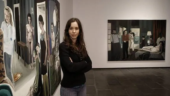 Ivana de Vivanco posa entre el tríptico ‘Píndaro’ (izquierda) y ‘Ariadana’. Junto a estas líneas, ‘Retrato familiar’.