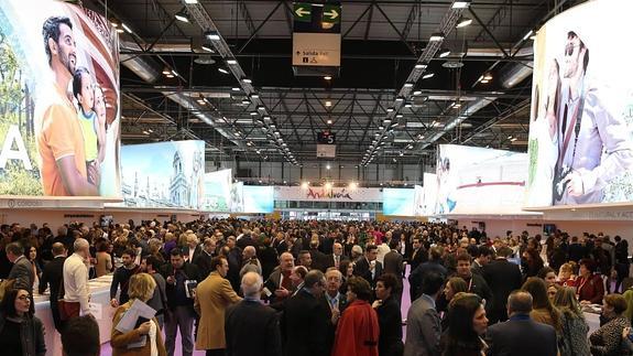 Gran ambiente de profesionales en la primera jornada de Fitur en el expositor andaluz, que gustó a los empresarios. 