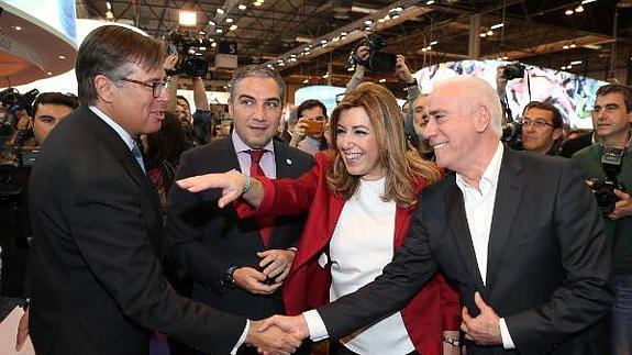 La presidenta, Susana Díaz, saludó a cientos de personas a lo largo de su ‘paseíllo’. 