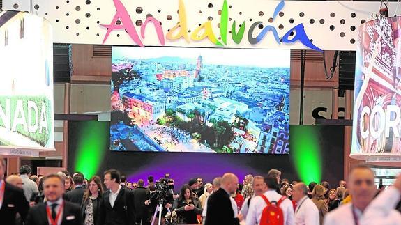 Vista general del expositor andaluz, con la imagen de Málaga en la gran pantalla. 