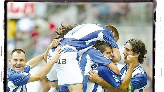 Jugadores del Málaga (entre ellos, Gerardo, a la izquierda, y Fernando Sanz) felicitan a Antonio Hidalgo, que debutó con el Málaga en San Mamés el 18 de septiembre de 2005 y marcó el gol del triunfo en el minuto 90. ::