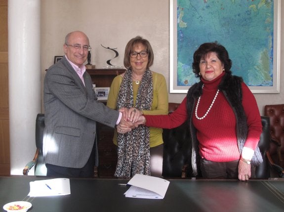Durante la firma del convenio. 
