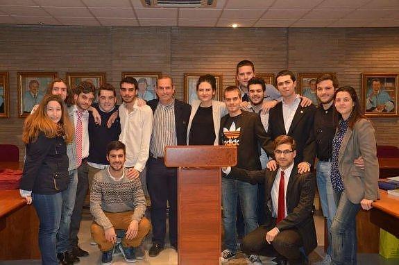 Los alumnos de segundo grado de Historia posan junto a la profesora Milagros León minutos antes de enfrentarse en el debate. :: crónica