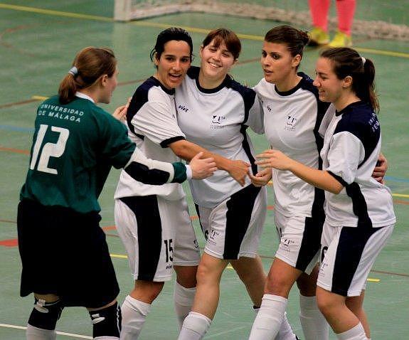 El equipo de fútbol-sala femenino Universidad de Málaga en los CAU de 2014.