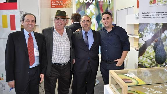Luis Reyes, Antonio Palacios, Juan Antonio Reyes y Jorge Reyes, en el expositor de la empresa en Berlín.