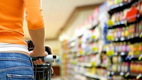 Los expertos aconsejan ir siempre al supermercado con una lista de la compra, tras revisar los productos que tenemos en casa