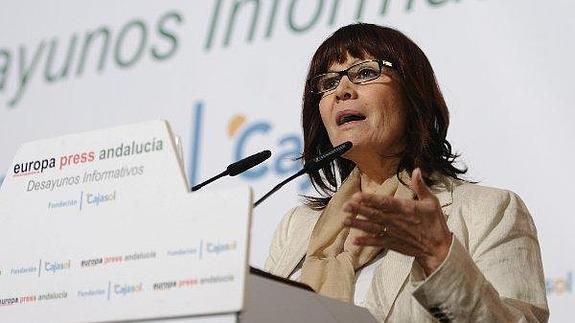 La presidenta del PSOE, Micaela Navarro, durante su intervención hoy en un desayuno informativo en Sevilla.