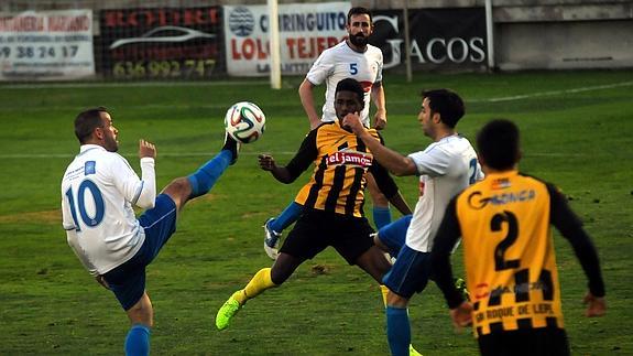 Apoño trata de controlar el balón 