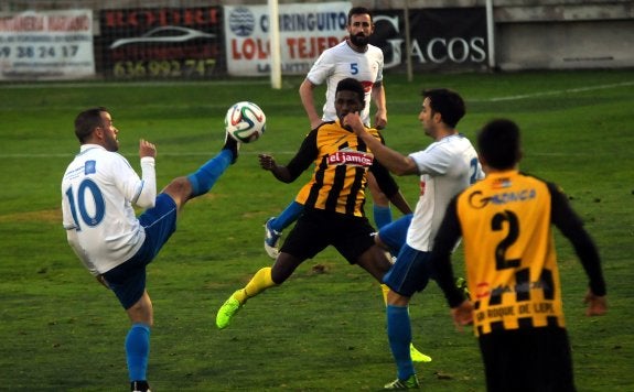 Apoño, muy activo ayer, trata de controlar el balón ante la defensa local. :: Javier Navarro. optasports 