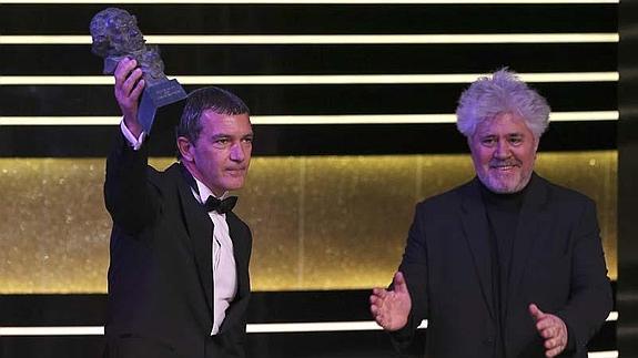 Antonio Banderas recibió el Goya de manos de Pedro Almodóvar