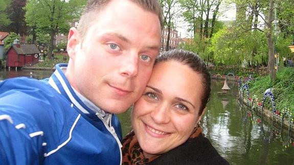 La pareja posa en una visita al mítico parque de atracciones Tívoli de Copenhague. 