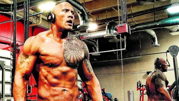 El hoy actor Dwayne Johnson, ‘La Roca’, en el gimnasio. 