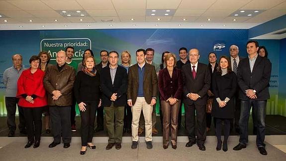 El presidente del PP-A, en el centro, junto a los miembros de la candidatura popular que encabeza por Málaga.