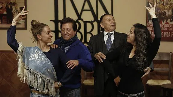 Varias generaciones del baile, en la Peña Juan Breva. De izquierda a derecha, Luisa Palicio (con el pañuelo de La Paula), Pepito Vargas, Carrete y Carmen González. 