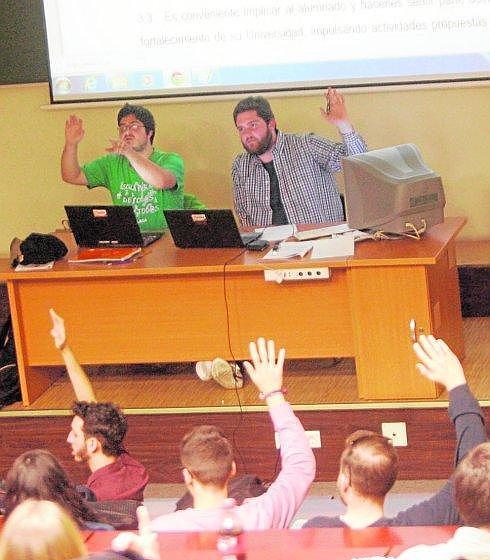 Una de las votaciones del pleno del CEUMA, celebrado en Medicina.