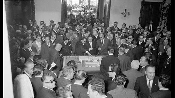 Málaga. Inauguración de la Facultad de Ciencias Políticas, Económicas y Comerciales en la antigua Audiencia Provincial, en la Alameda Principal. Abril de 1965