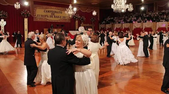 El Baile del Emperador marcó la tercera jornada del Campeonato Europeo de Torremolinos, en el que participan 1.500 parejas. 