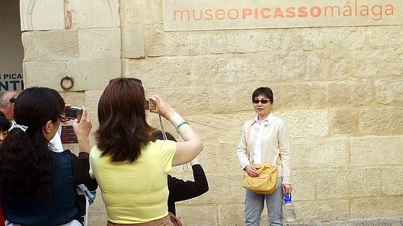 Turistas asiática inmortaliza su paso por el Museo Picasso Málaga.