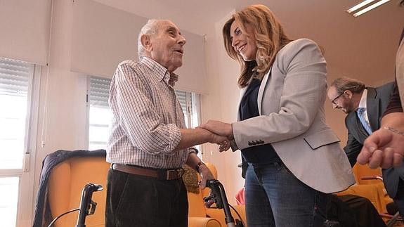 Susana Díaz, conversando con los mayores durante su visita hoy a una residencia cordobesa.