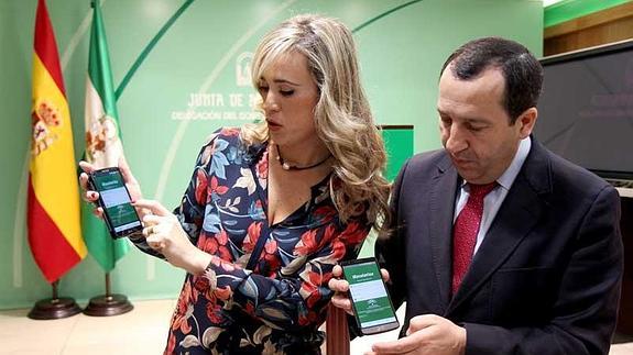 Patricia Alba, delegada de Educación, y Ruiz Espejo, delegado del Gobierno andaluz, muestran la aplicación móvil. 