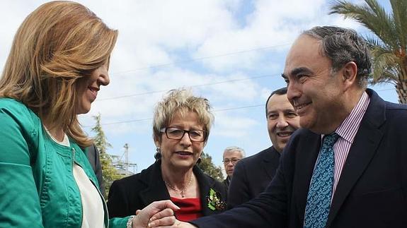 Antonio Luque, de Dcoop, recibe a Susana Díaz ante la presencia de la consejera Víboras y el delegado del gobierno en Málaga, Ruiz Espejo