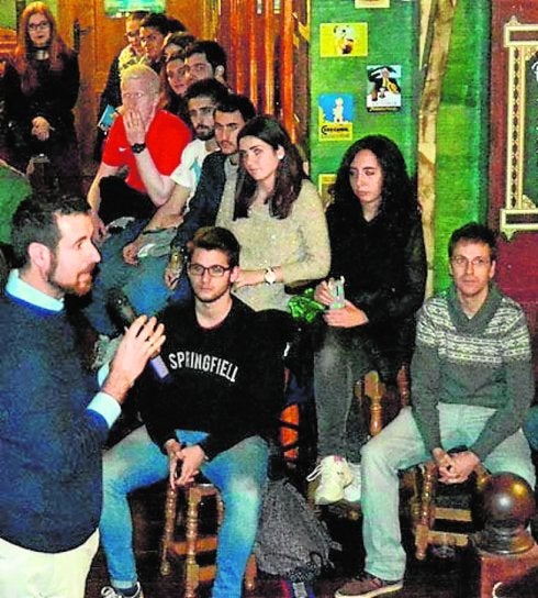 Alejandro Román, junto a sus alumnos. 