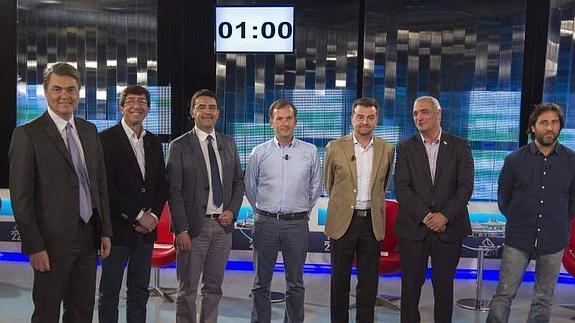 De izda. a dcha. Carlos Rojas del PP-A; Juan Marín de Ciudadanos; Mario Jiménez del PSOE; Martín del La Herrán de UPyD; Antonio Maillo de IU; Antonio Jesus Ruiz del Partido Andalucista y Jesús Rodriguez, momentos antes de comenzar el debate electoral, este martes en Sevilla.