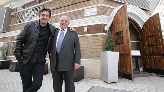 José Carlos y José García, ante la fachada del Café de París.