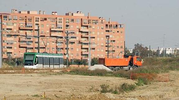 El nuevo vial de interconexión del campus va paralelo a la línea del metro y las obras tienen un plazo de ejecución de cinco meses. 