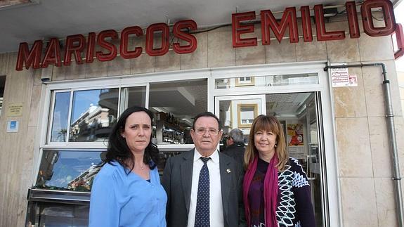 Nani, Antonio y Carmen Guerrero, ante el espectacular escaparate de la ostrería. 