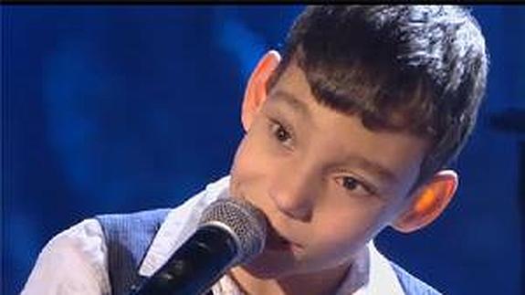 Adrián actúa este martes en la final de 'Levántate' con Ruth Lorenzo y Niña Pastori
