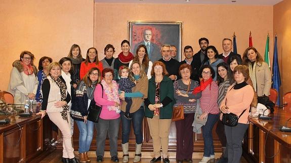 Asistentes al acto de la firma del pacto local por la concilicación