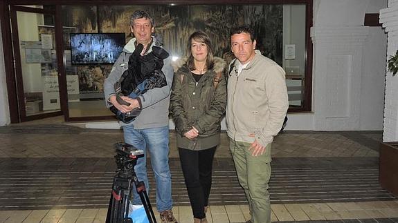 Miguel Joven 'Tito', con el equipo de la televisión portuguesa. 