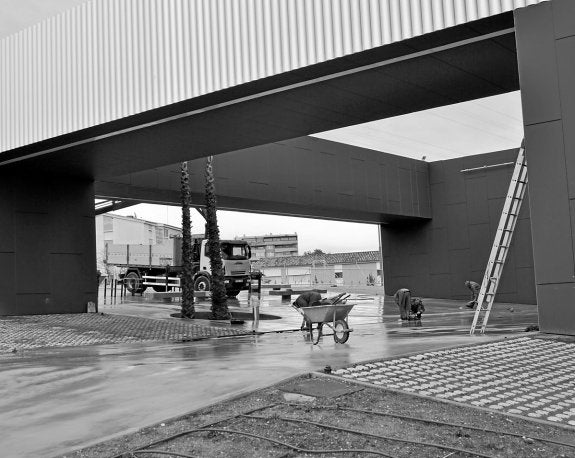 Últimas obras en el exterior del Teatro-Auditorio Felipe VI. :: L.P.
