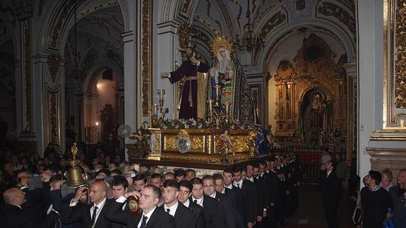 Los titulares de la cofradía de la Cena esta mañana en la iglesia de los Santos Mártires