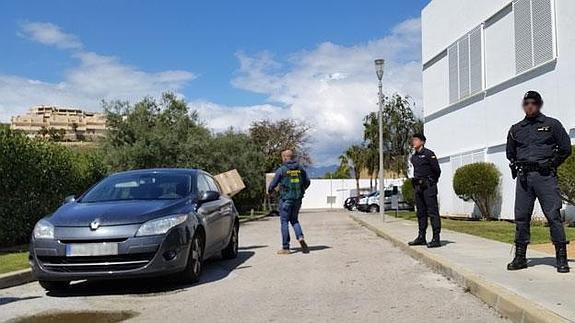 Agentes de la Guardia Civil, se llevan documentación del CioMijas. 