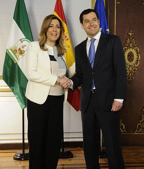 Susana Díaz y Juanma Moreno se estrechan la mano antes de la reunión. 