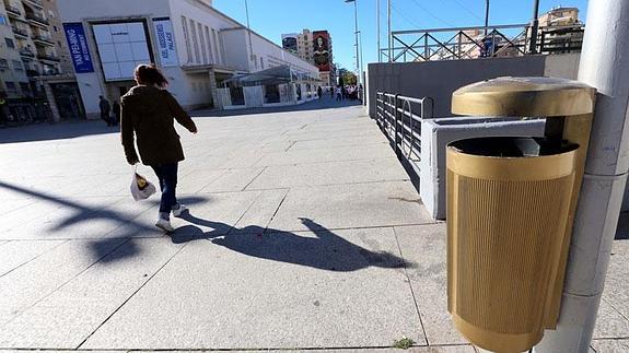El misterio de las papeleras doradas se extiende por la capital
