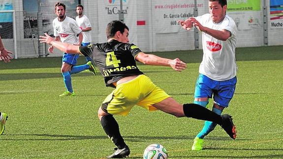 Zamorano deja atrás a Arregui en el choque de ayer. 