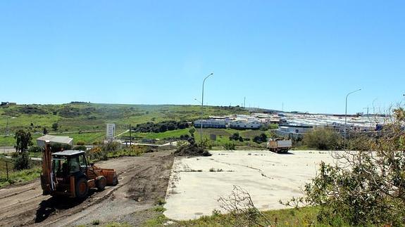 Obras de allanamiento del terreno en la futura pista de karting de Estepona. 