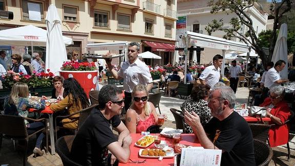 Los turistas aprovechan las últimas horas de sus vacaciones en la Costa del Sol