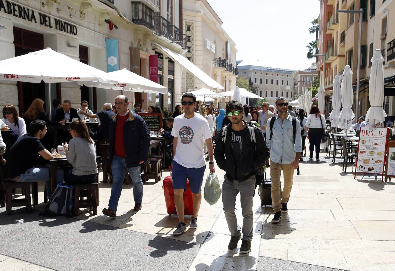 Turistas por calle Alcazabilla esta Semana Santa 