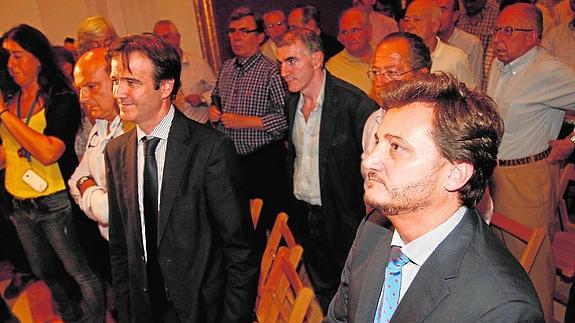 Pablo Atencia y Eduardo Pastor durante las votaciones en la Agrupación de 2012. 