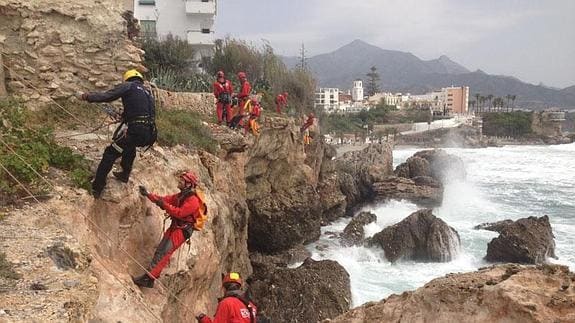 Miembros del operativo de búsqueda en el lugar del incidente. 