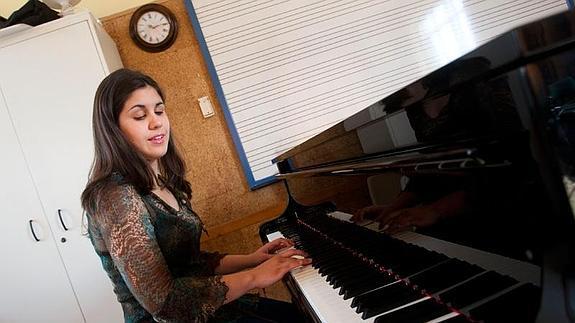 Marina Rojas canta y toca el piano en el Conservatorio Superior de Música.